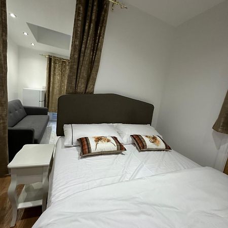 4Th Studio Flat With Private Own Bathroom A London Luxury Family Home Setup And Furnished With Double Bed Plus A Double Futon-Sofa Bed A Single Futon Bed A Baby Cot And Garden And Free Parking מראה חיצוני תמונה