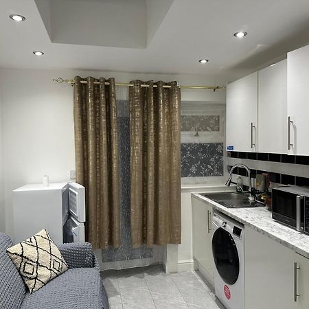 4Th Studio Flat With Private Own Bathroom A London Luxury Family Home Setup And Furnished With Double Bed Plus A Double Futon-Sofa Bed A Single Futon Bed A Baby Cot And Garden And Free Parking מראה חיצוני תמונה