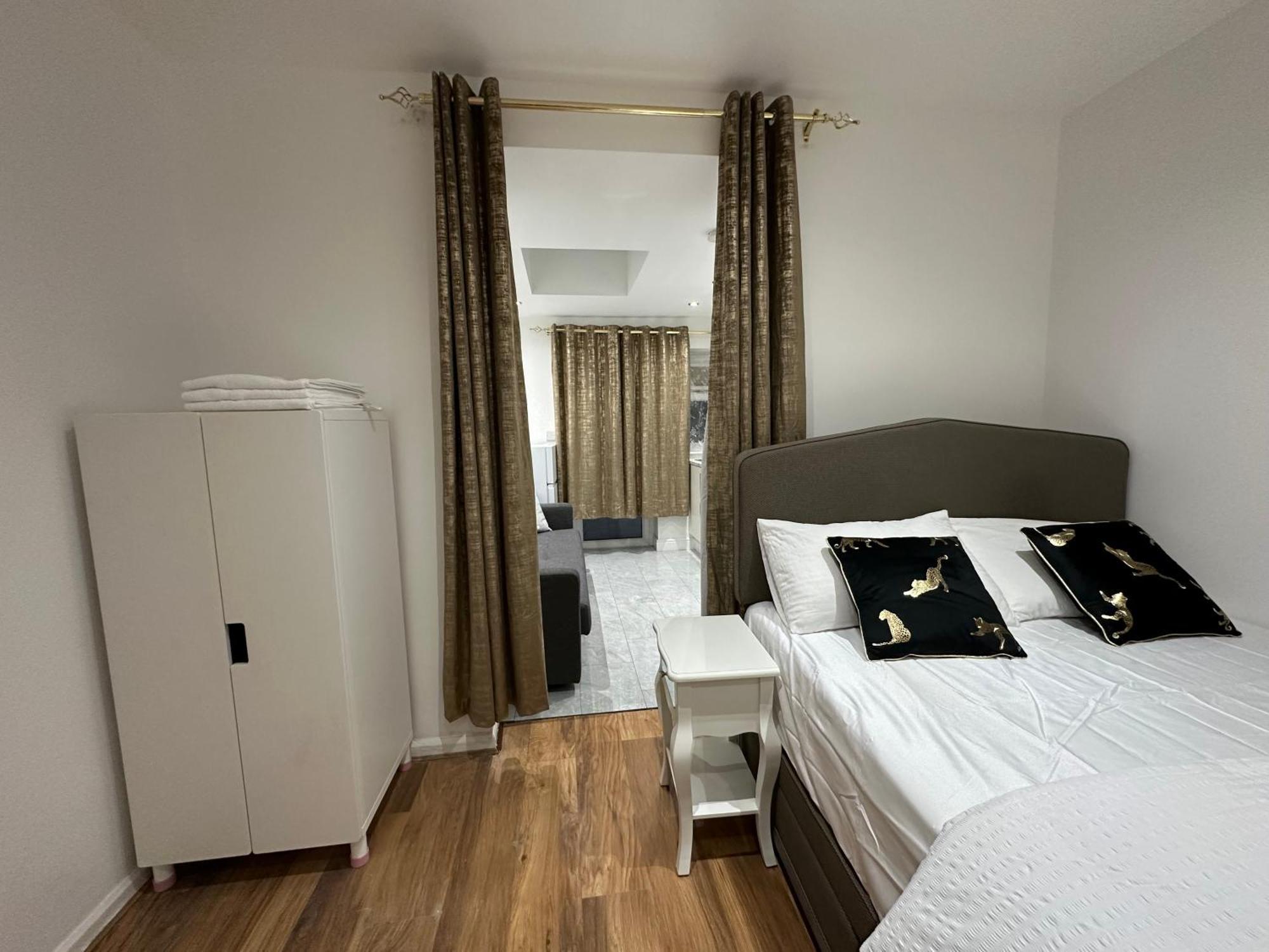 4Th Studio Flat With Private Own Bathroom A London Luxury Family Home Setup And Furnished With Double Bed Plus A Double Futon-Sofa Bed A Single Futon Bed A Baby Cot And Garden And Free Parking מראה חיצוני תמונה