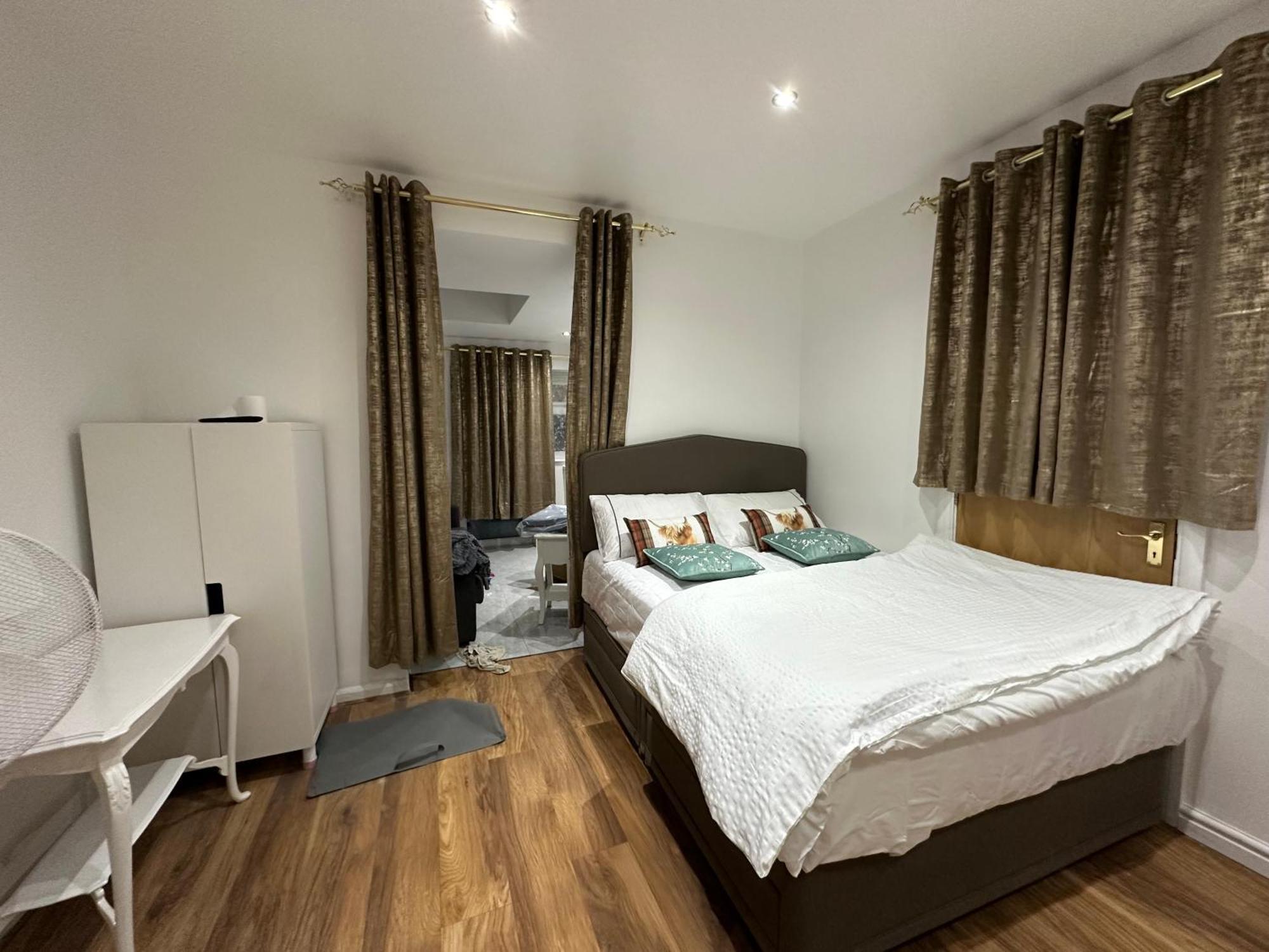 4Th Studio Flat With Private Own Bathroom A London Luxury Family Home Setup And Furnished With Double Bed Plus A Double Futon-Sofa Bed A Single Futon Bed A Baby Cot And Garden And Free Parking מראה חיצוני תמונה