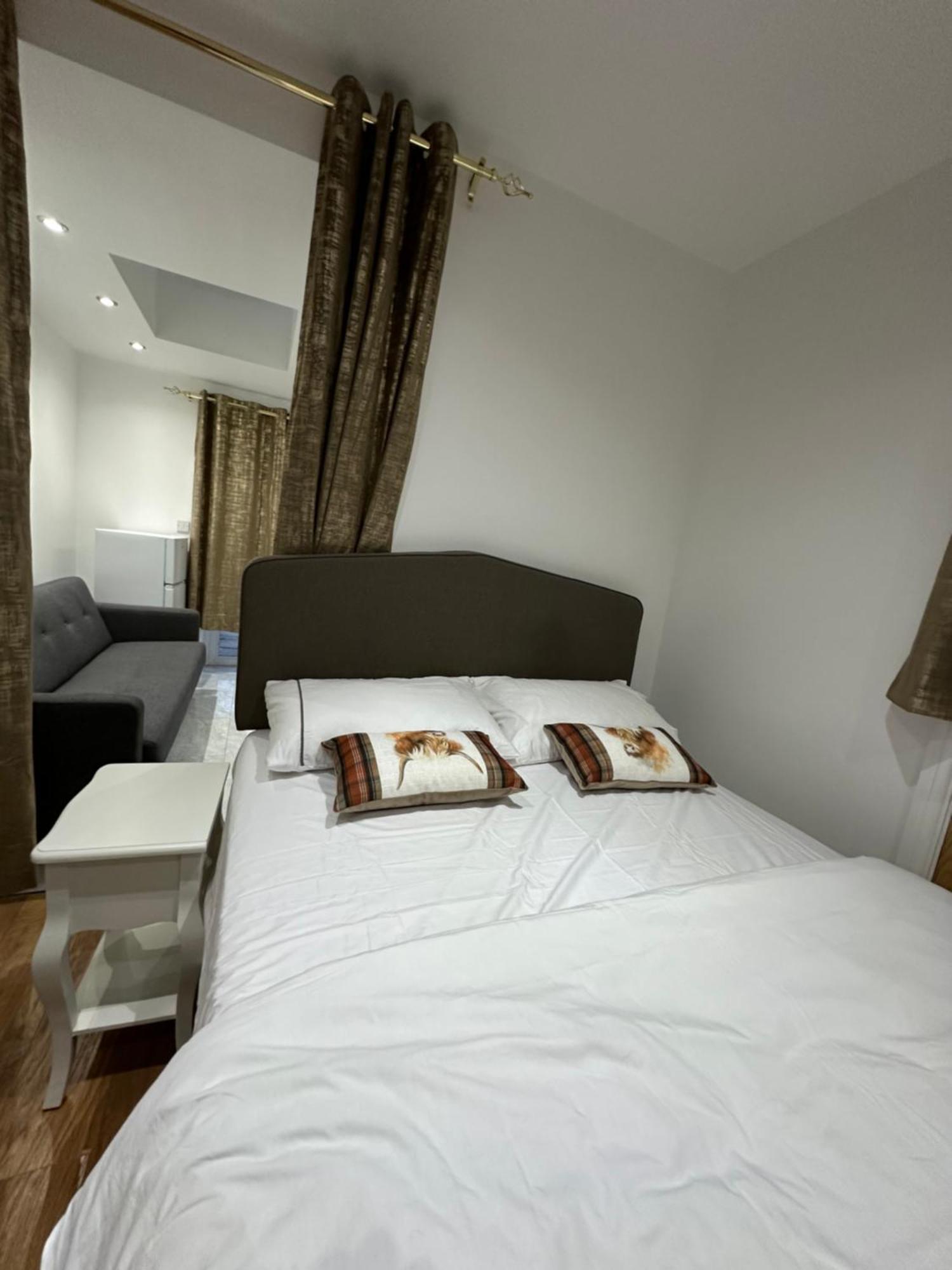 4Th Studio Flat With Private Own Bathroom A London Luxury Family Home Setup And Furnished With Double Bed Plus A Double Futon-Sofa Bed A Single Futon Bed A Baby Cot And Garden And Free Parking מראה חיצוני תמונה