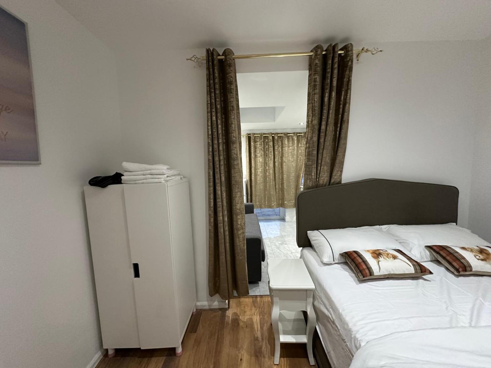4Th Studio Flat With Private Own Bathroom A London Luxury Family Home Setup And Furnished With Double Bed Plus A Double Futon-Sofa Bed A Single Futon Bed A Baby Cot And Garden And Free Parking מראה חיצוני תמונה