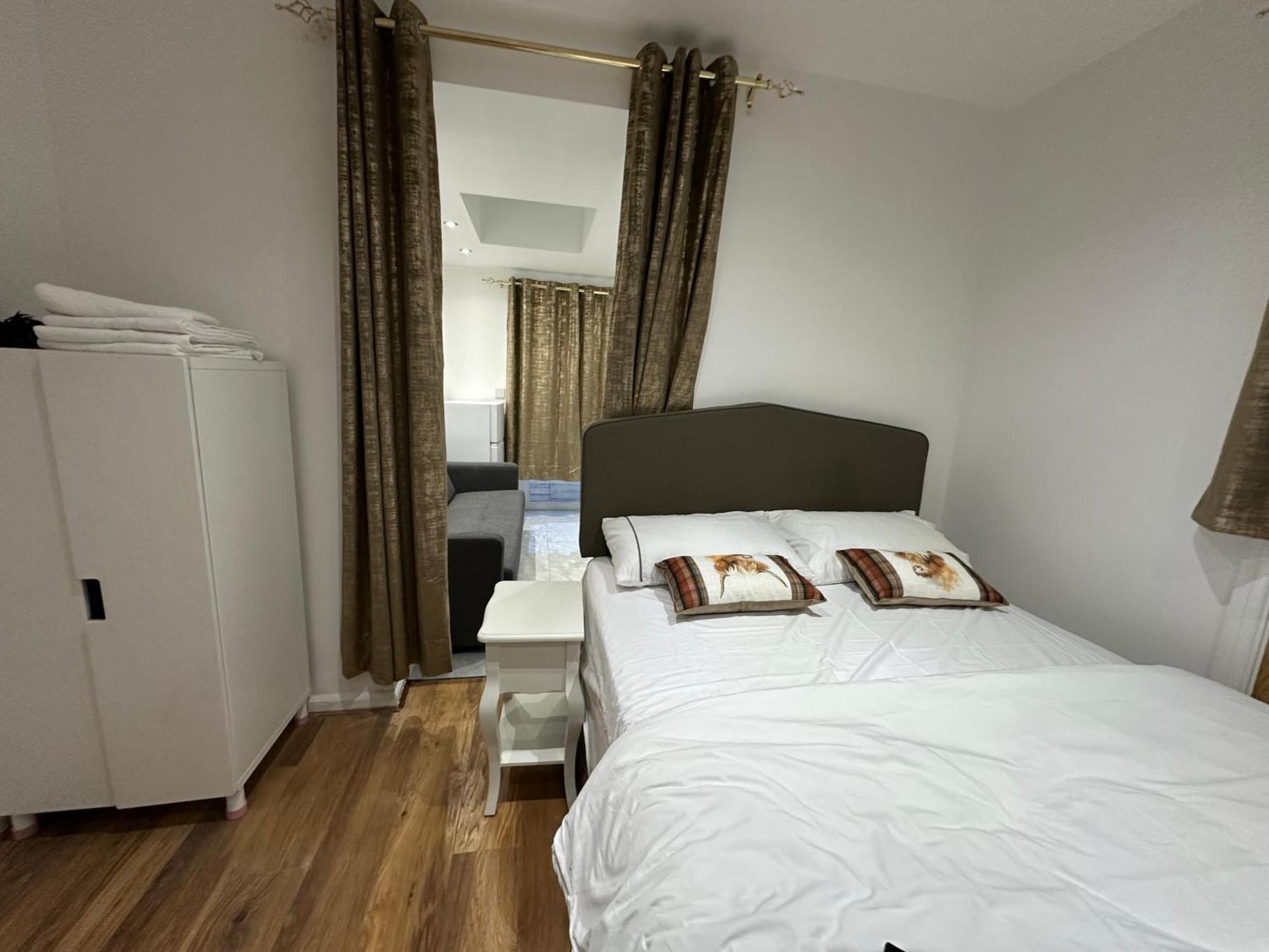 4Th Studio Flat With Private Own Bathroom A London Luxury Family Home Setup And Furnished With Double Bed Plus A Double Futon-Sofa Bed A Single Futon Bed A Baby Cot And Garden And Free Parking מראה חיצוני תמונה
