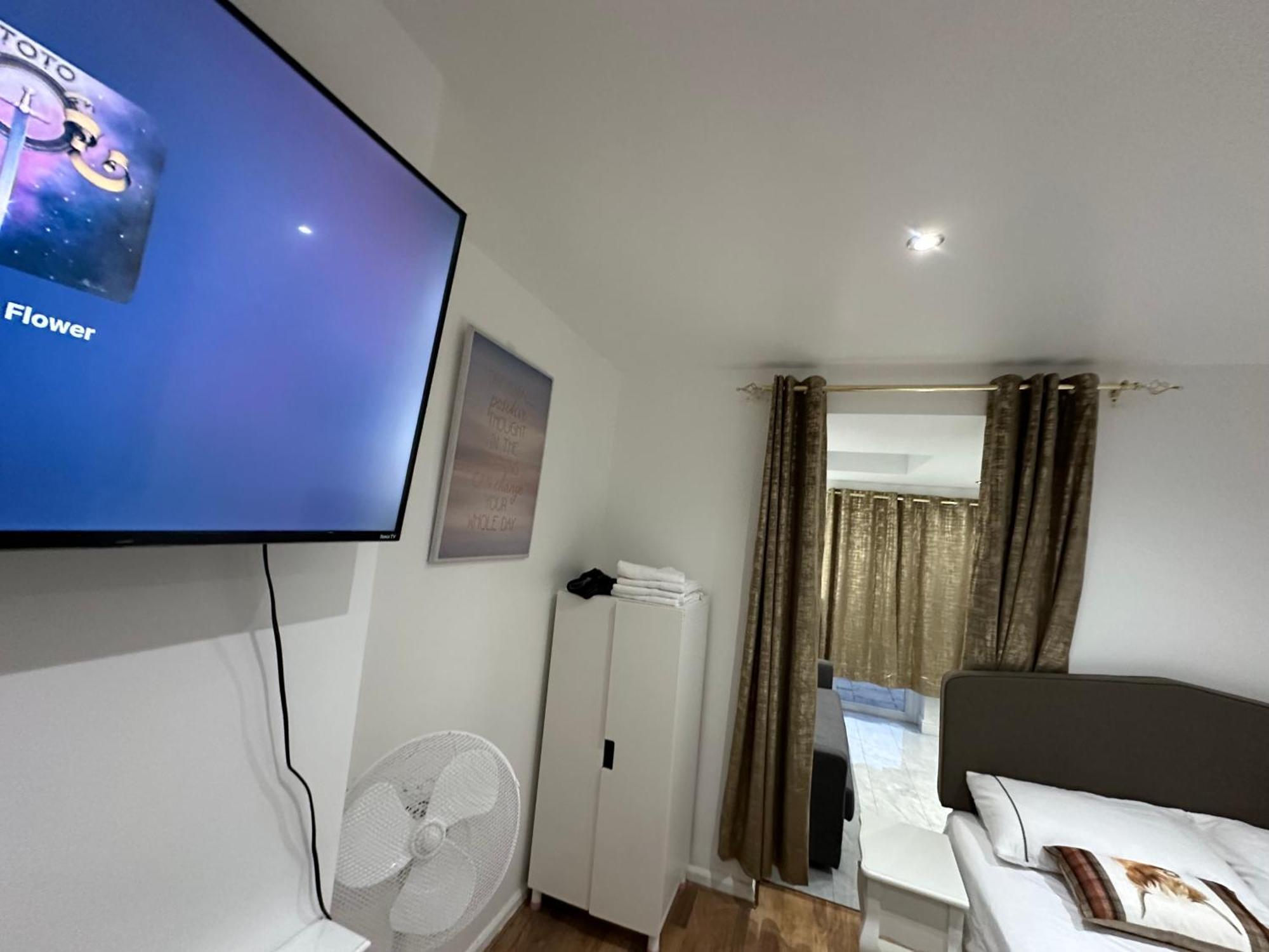 4Th Studio Flat With Private Own Bathroom A London Luxury Family Home Setup And Furnished With Double Bed Plus A Double Futon-Sofa Bed A Single Futon Bed A Baby Cot And Garden And Free Parking מראה חיצוני תמונה