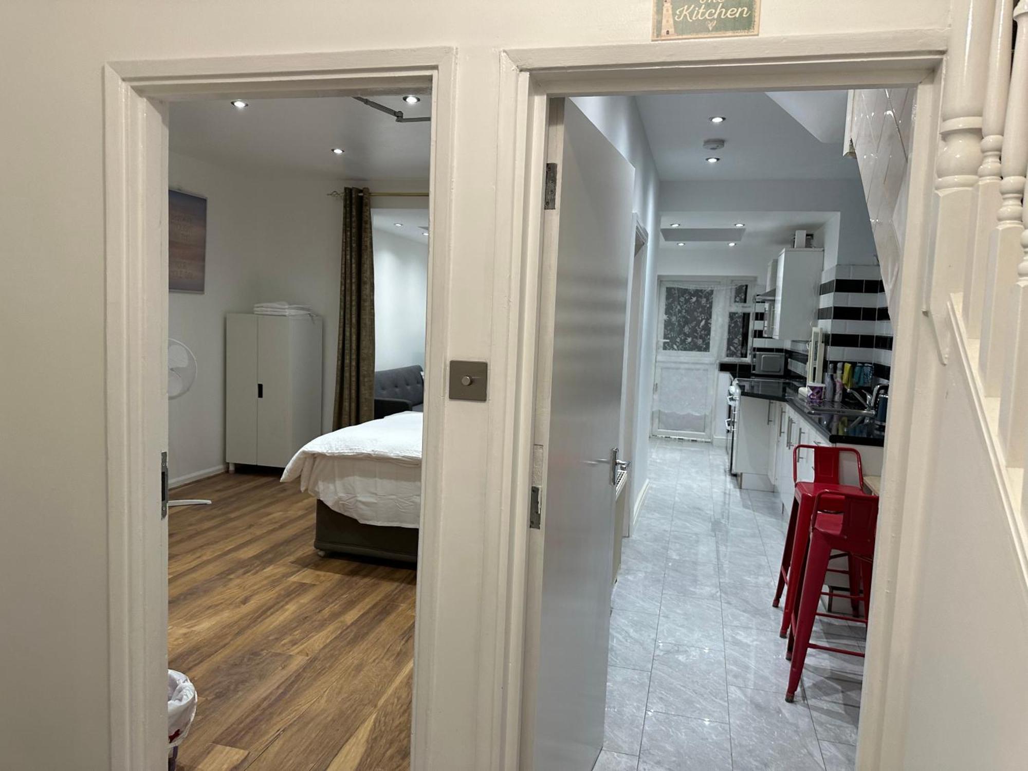 4Th Studio Flat With Private Own Bathroom A London Luxury Family Home Setup And Furnished With Double Bed Plus A Double Futon-Sofa Bed A Single Futon Bed A Baby Cot And Garden And Free Parking מראה חיצוני תמונה