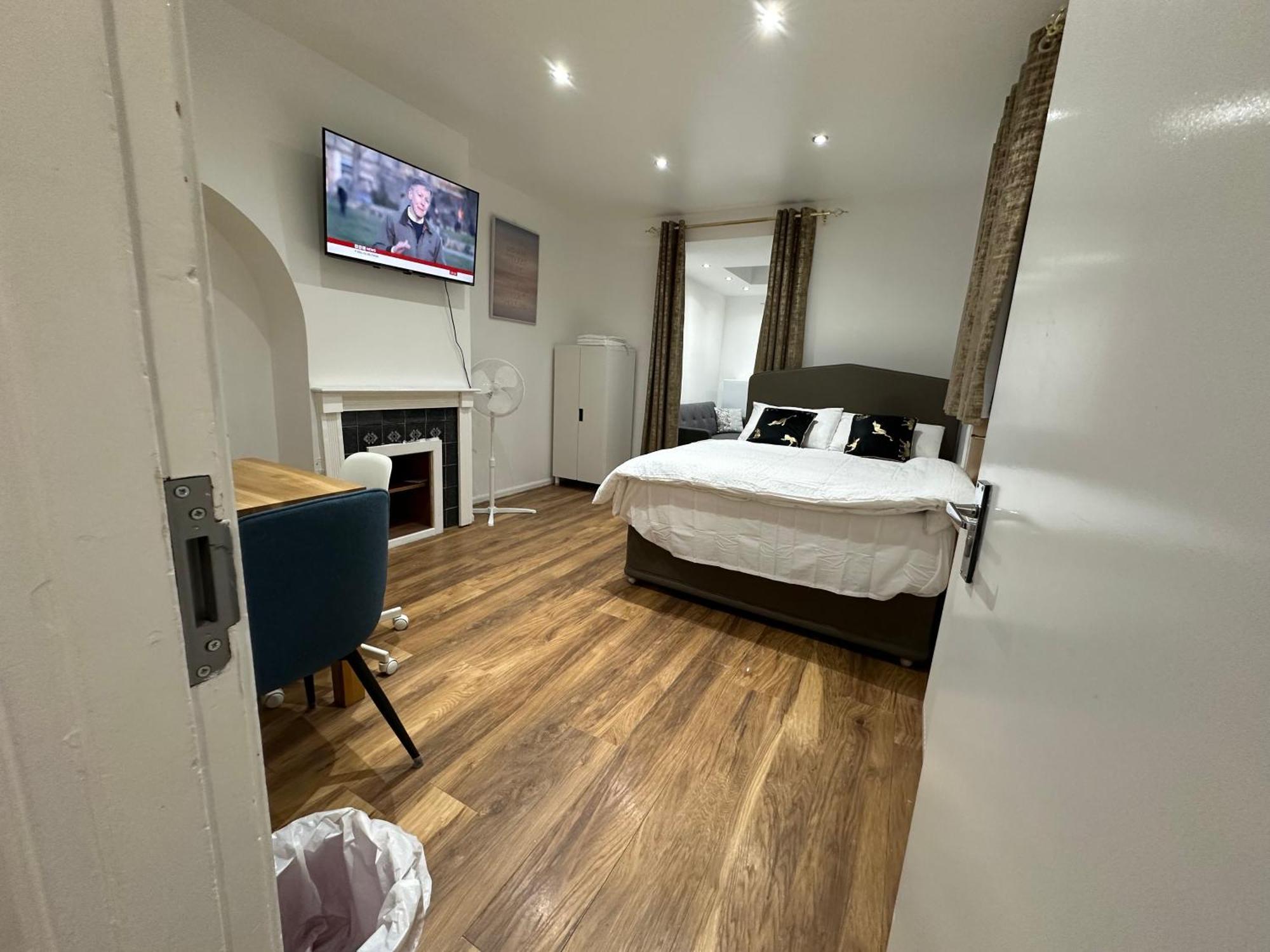 4Th Studio Flat With Private Own Bathroom A London Luxury Family Home Setup And Furnished With Double Bed Plus A Double Futon-Sofa Bed A Single Futon Bed A Baby Cot And Garden And Free Parking מראה חיצוני תמונה