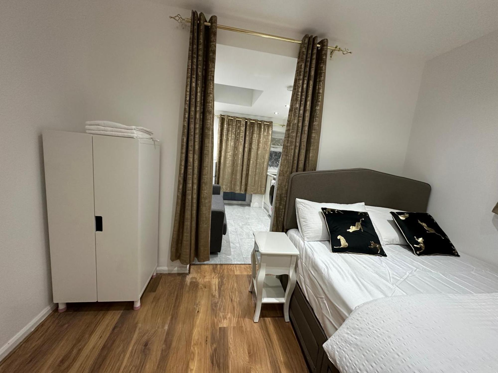 4Th Studio Flat With Private Own Bathroom A London Luxury Family Home Setup And Furnished With Double Bed Plus A Double Futon-Sofa Bed A Single Futon Bed A Baby Cot And Garden And Free Parking מראה חיצוני תמונה