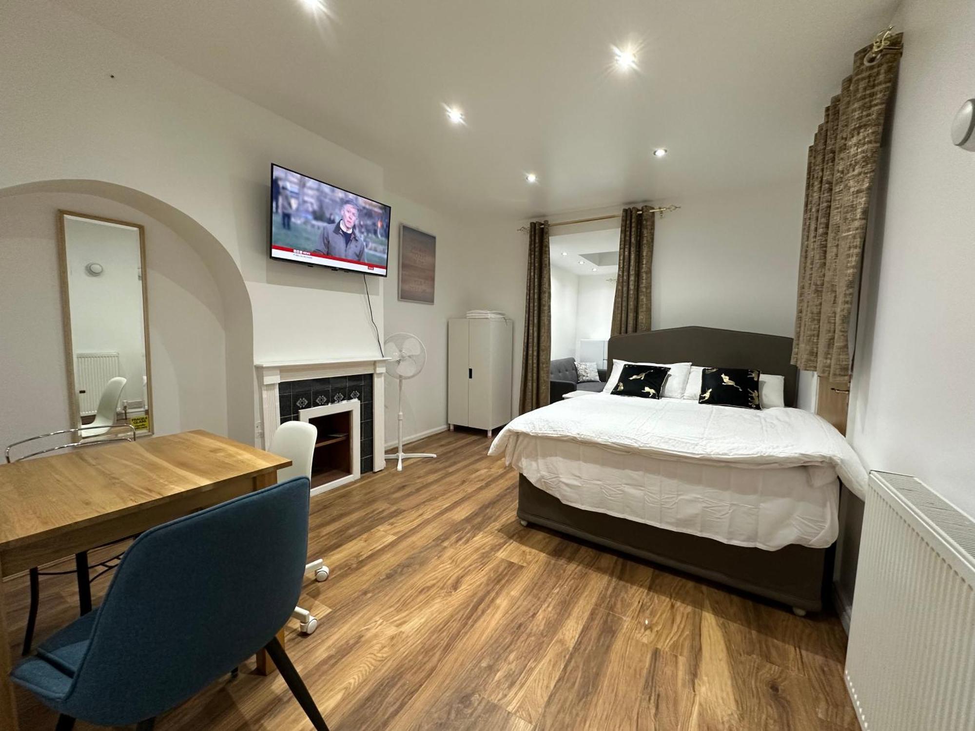 4Th Studio Flat With Private Own Bathroom A London Luxury Family Home Setup And Furnished With Double Bed Plus A Double Futon-Sofa Bed A Single Futon Bed A Baby Cot And Garden And Free Parking מראה חיצוני תמונה