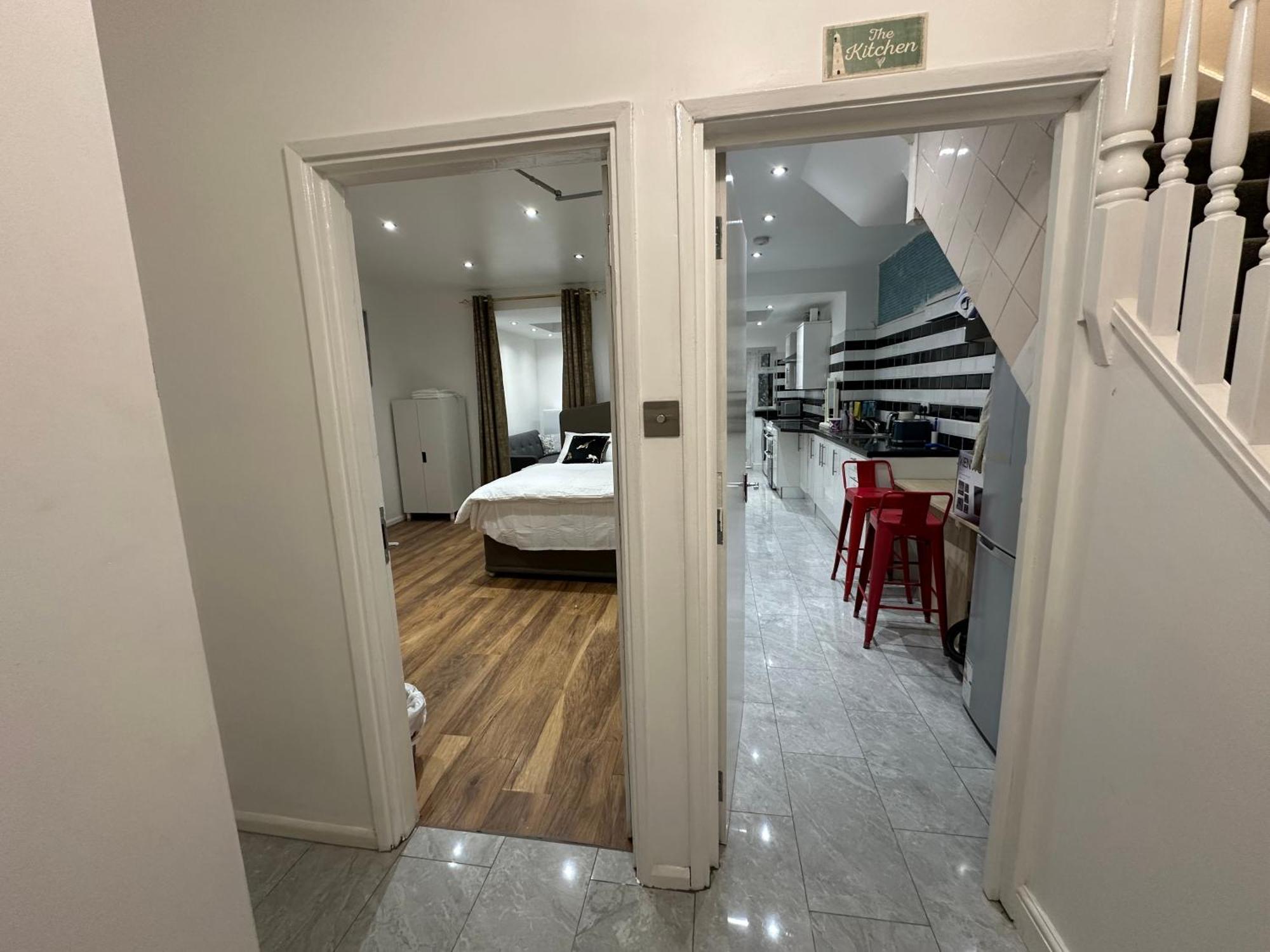 4Th Studio Flat With Private Own Bathroom A London Luxury Family Home Setup And Furnished With Double Bed Plus A Double Futon-Sofa Bed A Single Futon Bed A Baby Cot And Garden And Free Parking מראה חיצוני תמונה