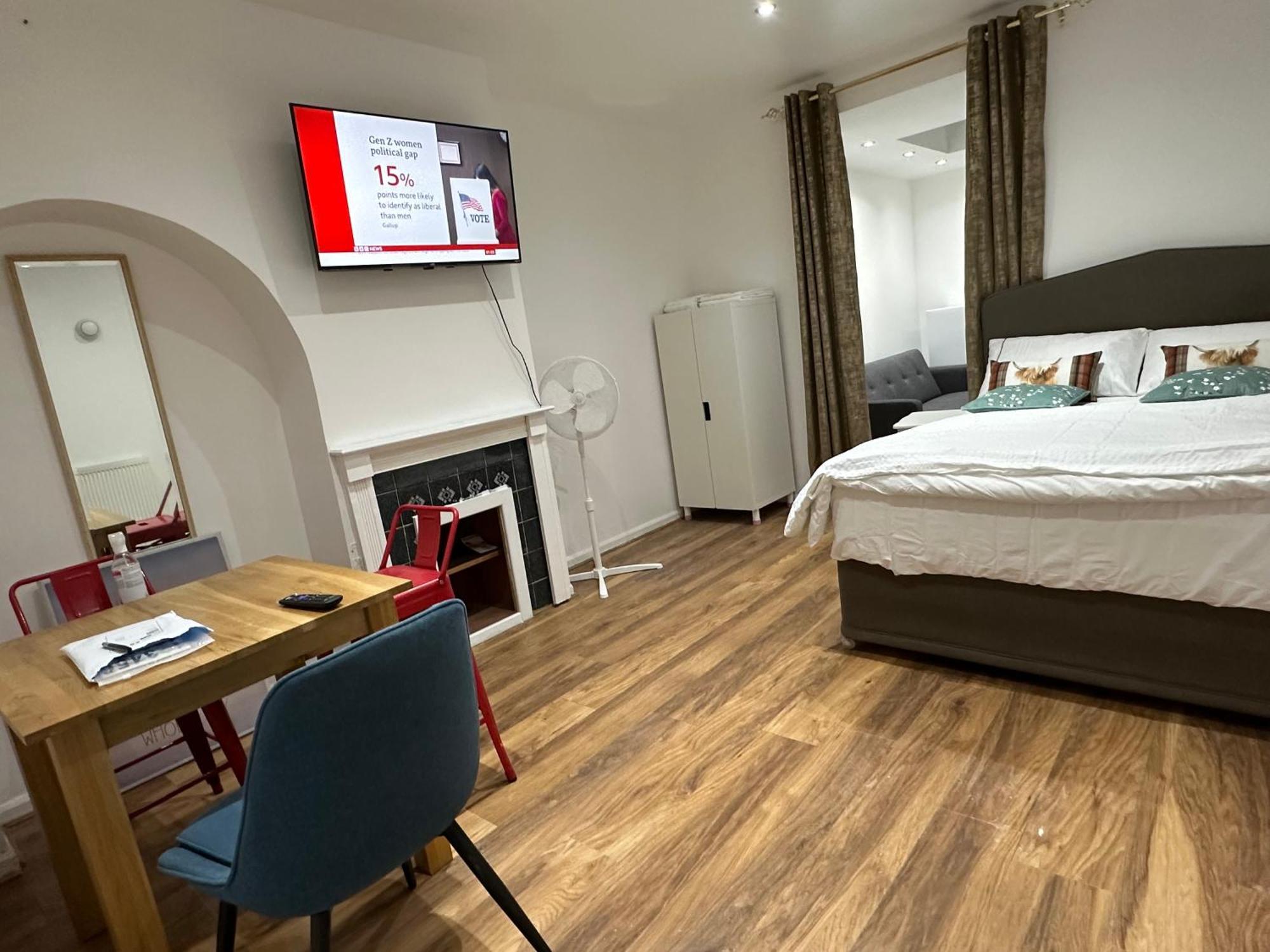 4Th Studio Flat With Private Own Bathroom A London Luxury Family Home Setup And Furnished With Double Bed Plus A Double Futon-Sofa Bed A Single Futon Bed A Baby Cot And Garden And Free Parking מראה חיצוני תמונה