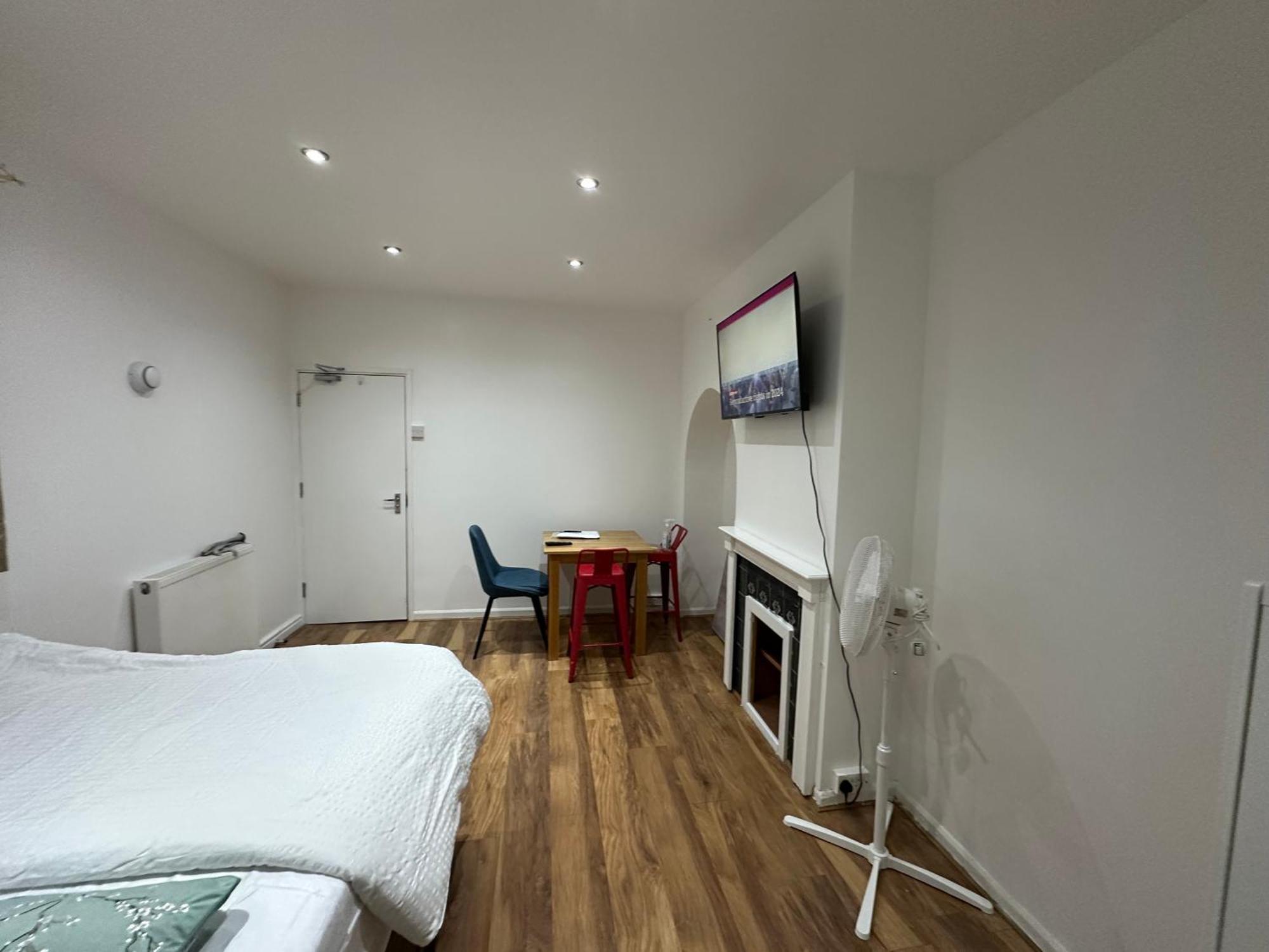 4Th Studio Flat With Private Own Bathroom A London Luxury Family Home Setup And Furnished With Double Bed Plus A Double Futon-Sofa Bed A Single Futon Bed A Baby Cot And Garden And Free Parking מראה חיצוני תמונה