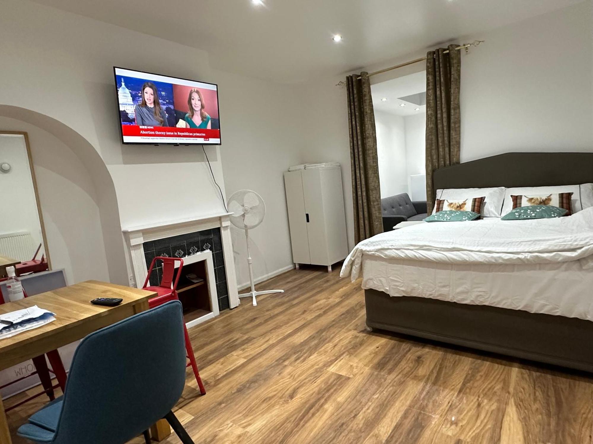 4Th Studio Flat With Private Own Bathroom A London Luxury Family Home Setup And Furnished With Double Bed Plus A Double Futon-Sofa Bed A Single Futon Bed A Baby Cot And Garden And Free Parking מראה חיצוני תמונה