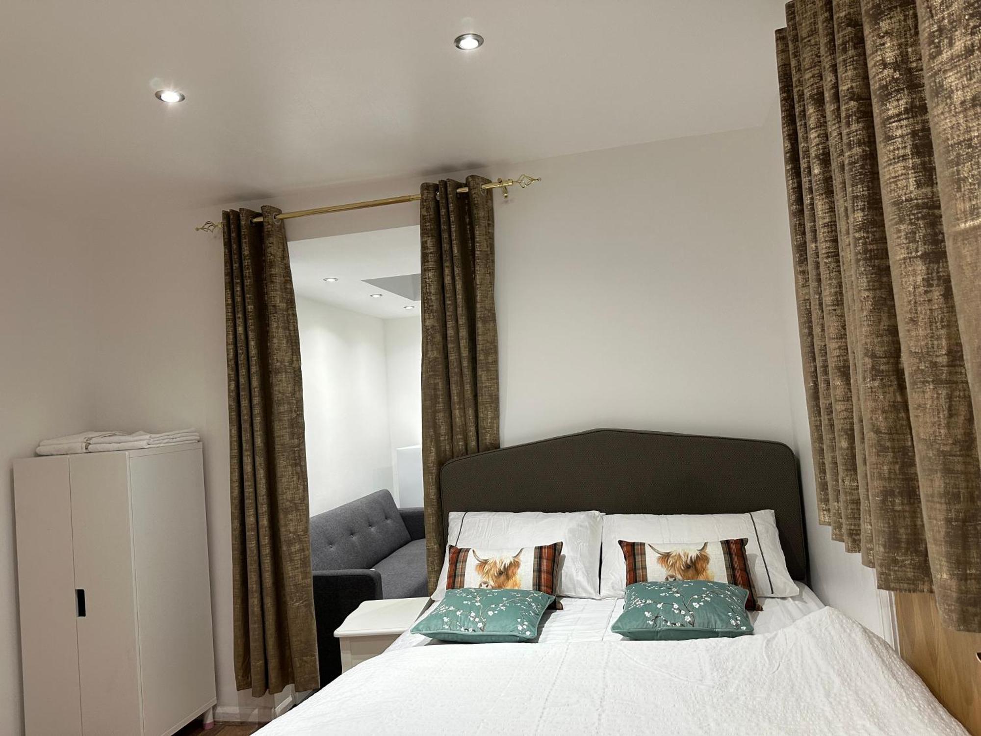4Th Studio Flat With Private Own Bathroom A London Luxury Family Home Setup And Furnished With Double Bed Plus A Double Futon-Sofa Bed A Single Futon Bed A Baby Cot And Garden And Free Parking מראה חיצוני תמונה