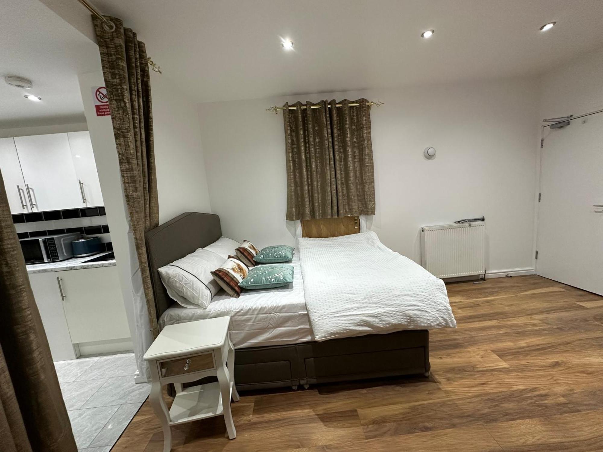 4Th Studio Flat With Private Own Bathroom A London Luxury Family Home Setup And Furnished With Double Bed Plus A Double Futon-Sofa Bed A Single Futon Bed A Baby Cot And Garden And Free Parking מראה חיצוני תמונה