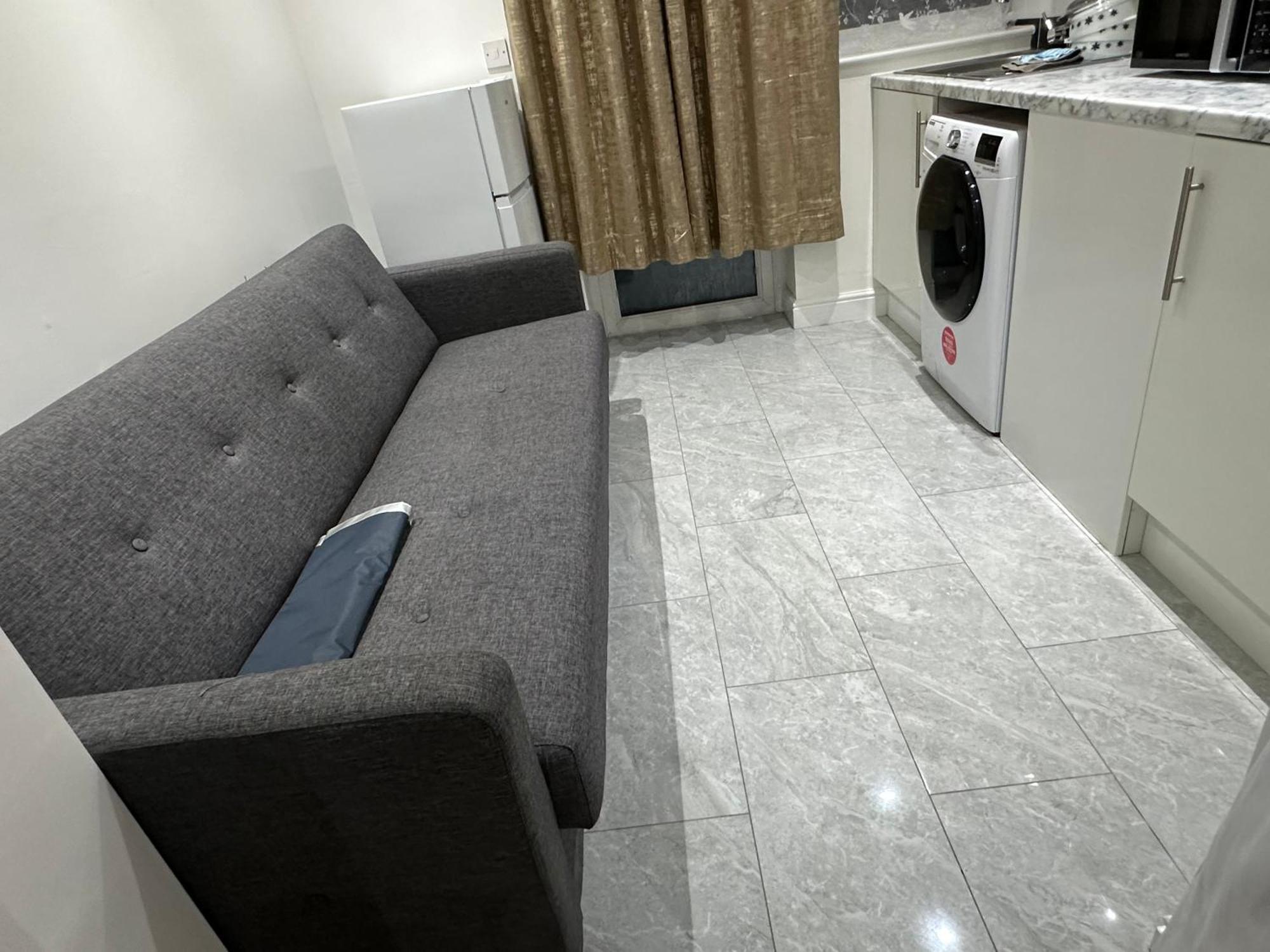 4Th Studio Flat With Private Own Bathroom A London Luxury Family Home Setup And Furnished With Double Bed Plus A Double Futon-Sofa Bed A Single Futon Bed A Baby Cot And Garden And Free Parking מראה חיצוני תמונה