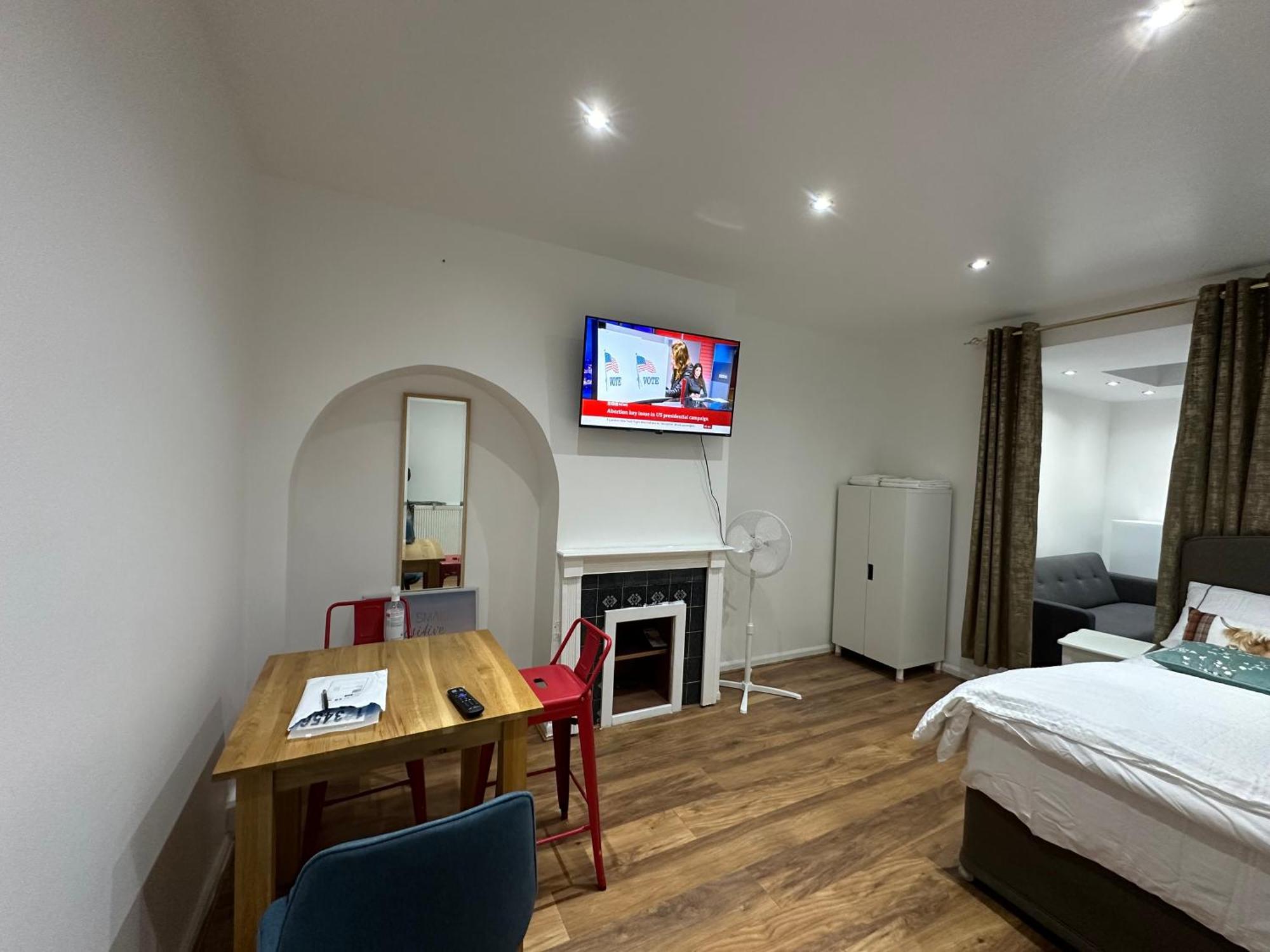 4Th Studio Flat With Private Own Bathroom A London Luxury Family Home Setup And Furnished With Double Bed Plus A Double Futon-Sofa Bed A Single Futon Bed A Baby Cot And Garden And Free Parking מראה חיצוני תמונה