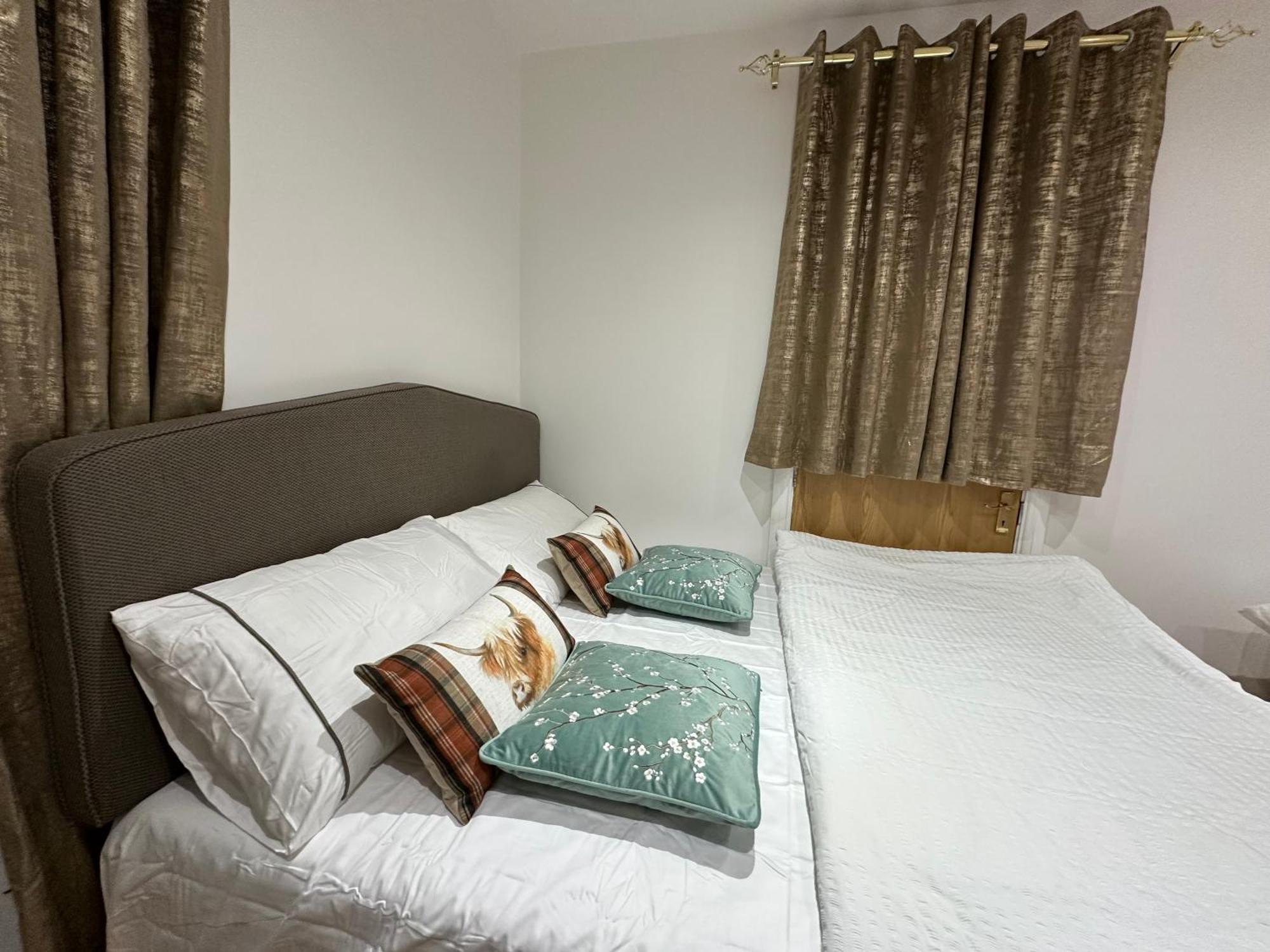 4Th Studio Flat With Private Own Bathroom A London Luxury Family Home Setup And Furnished With Double Bed Plus A Double Futon-Sofa Bed A Single Futon Bed A Baby Cot And Garden And Free Parking מראה חיצוני תמונה