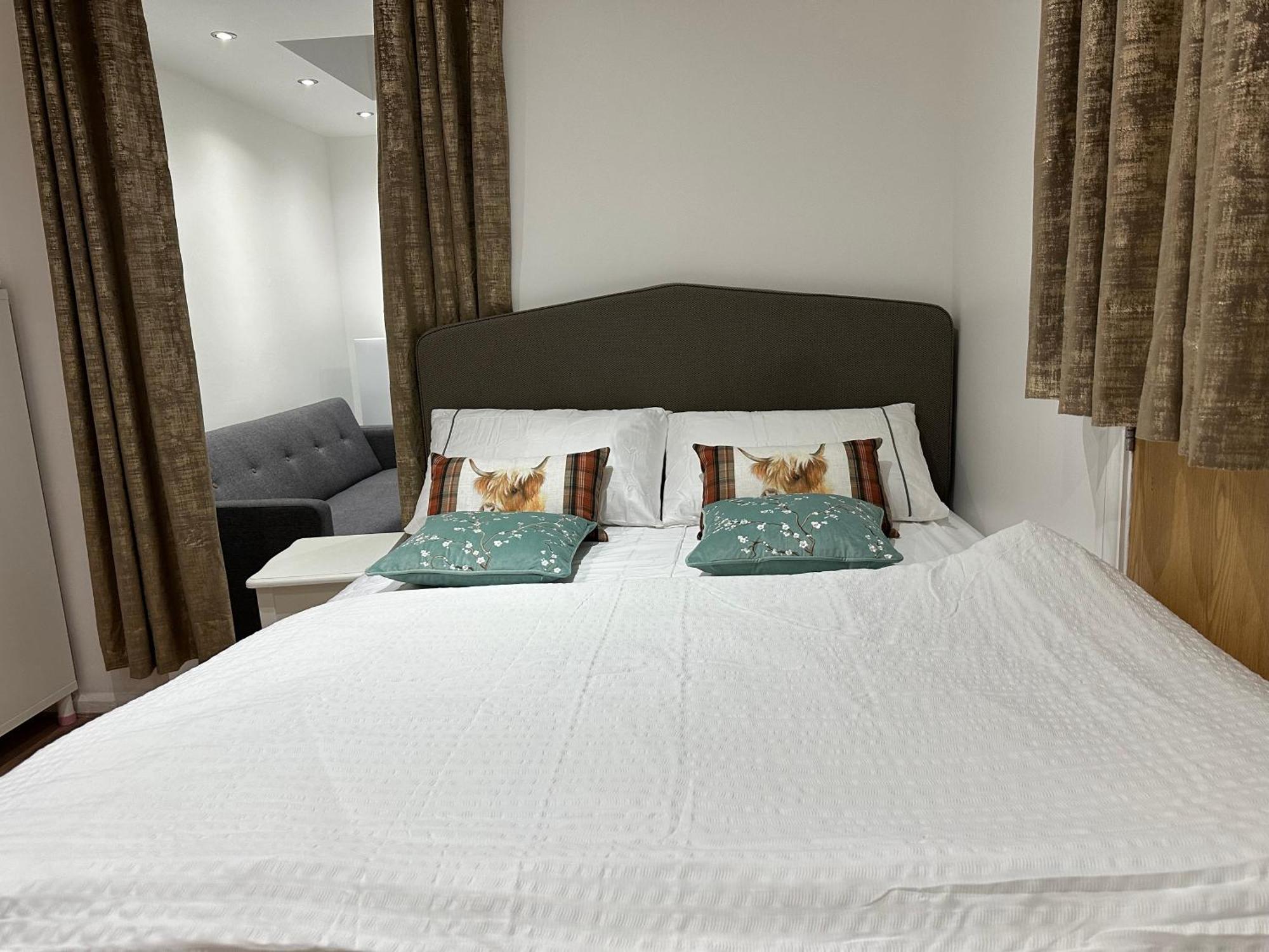 4Th Studio Flat With Private Own Bathroom A London Luxury Family Home Setup And Furnished With Double Bed Plus A Double Futon-Sofa Bed A Single Futon Bed A Baby Cot And Garden And Free Parking מראה חיצוני תמונה