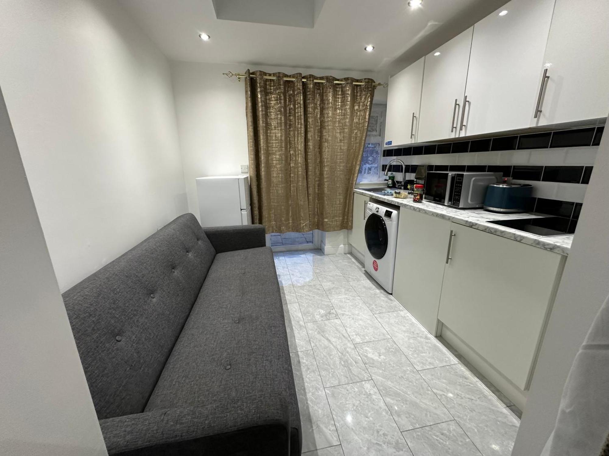 4Th Studio Flat With Private Own Bathroom A London Luxury Family Home Setup And Furnished With Double Bed Plus A Double Futon-Sofa Bed A Single Futon Bed A Baby Cot And Garden And Free Parking מראה חיצוני תמונה