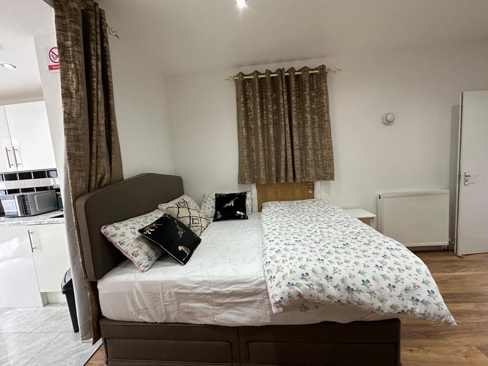 4Th Studio Flat With Private Own Bathroom A London Luxury Family Home Setup And Furnished With Double Bed Plus A Double Futon-Sofa Bed A Single Futon Bed A Baby Cot And Garden And Free Parking מראה חיצוני תמונה