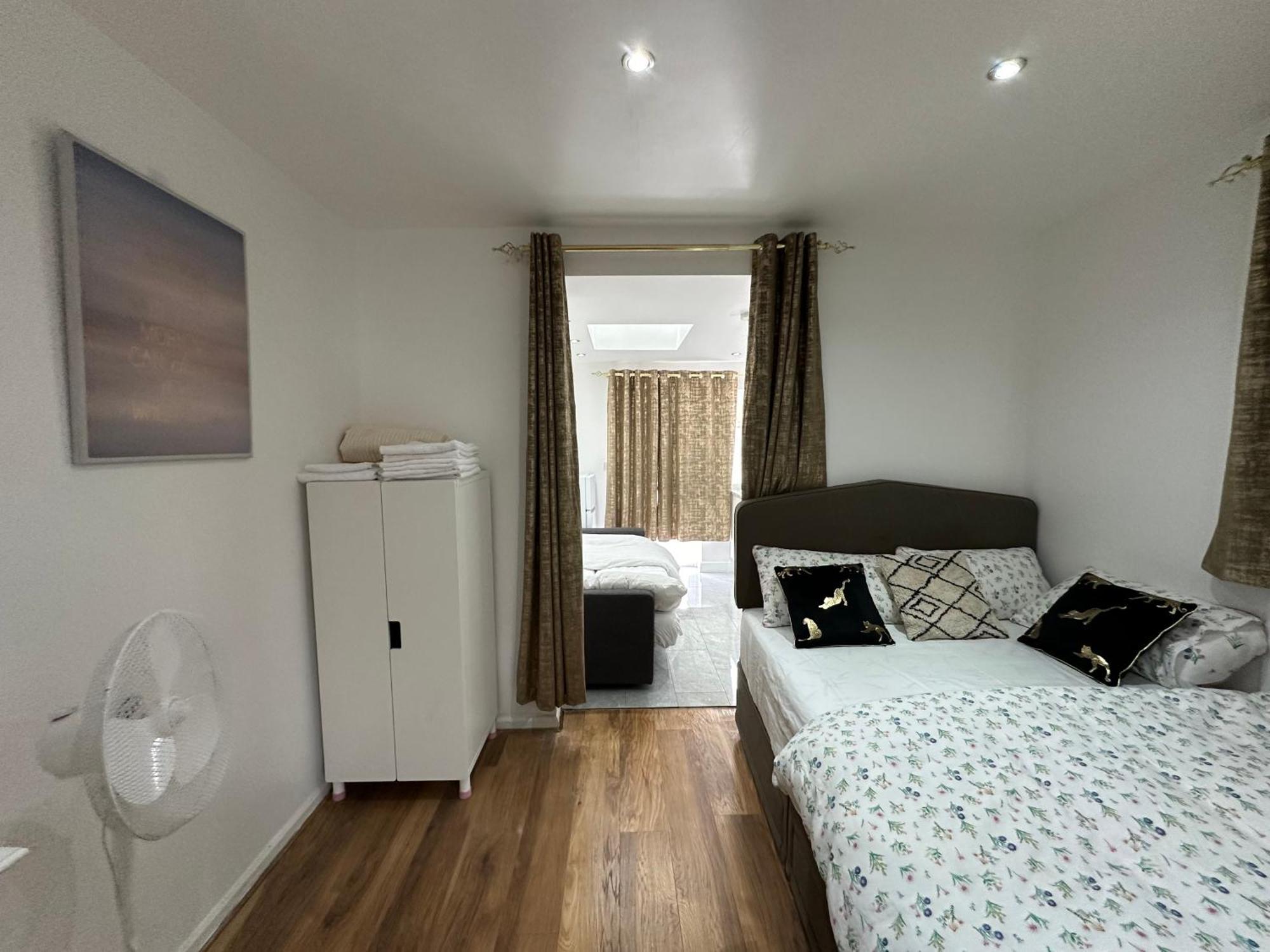 4Th Studio Flat With Private Own Bathroom A London Luxury Family Home Setup And Furnished With Double Bed Plus A Double Futon-Sofa Bed A Single Futon Bed A Baby Cot And Garden And Free Parking מראה חיצוני תמונה