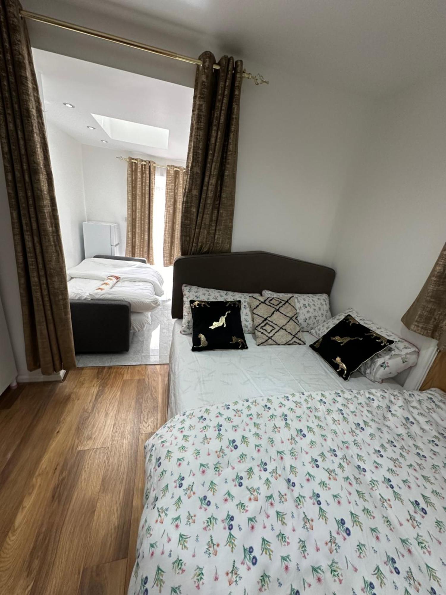 4Th Studio Flat With Private Own Bathroom A London Luxury Family Home Setup And Furnished With Double Bed Plus A Double Futon-Sofa Bed A Single Futon Bed A Baby Cot And Garden And Free Parking מראה חיצוני תמונה