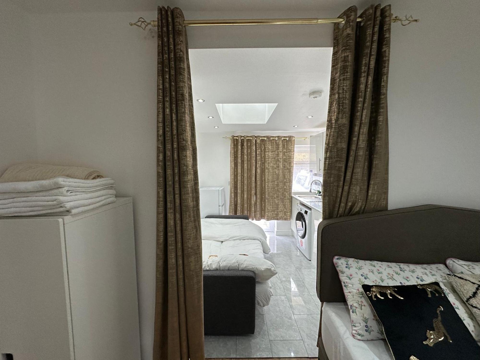 4Th Studio Flat With Private Own Bathroom A London Luxury Family Home Setup And Furnished With Double Bed Plus A Double Futon-Sofa Bed A Single Futon Bed A Baby Cot And Garden And Free Parking מראה חיצוני תמונה