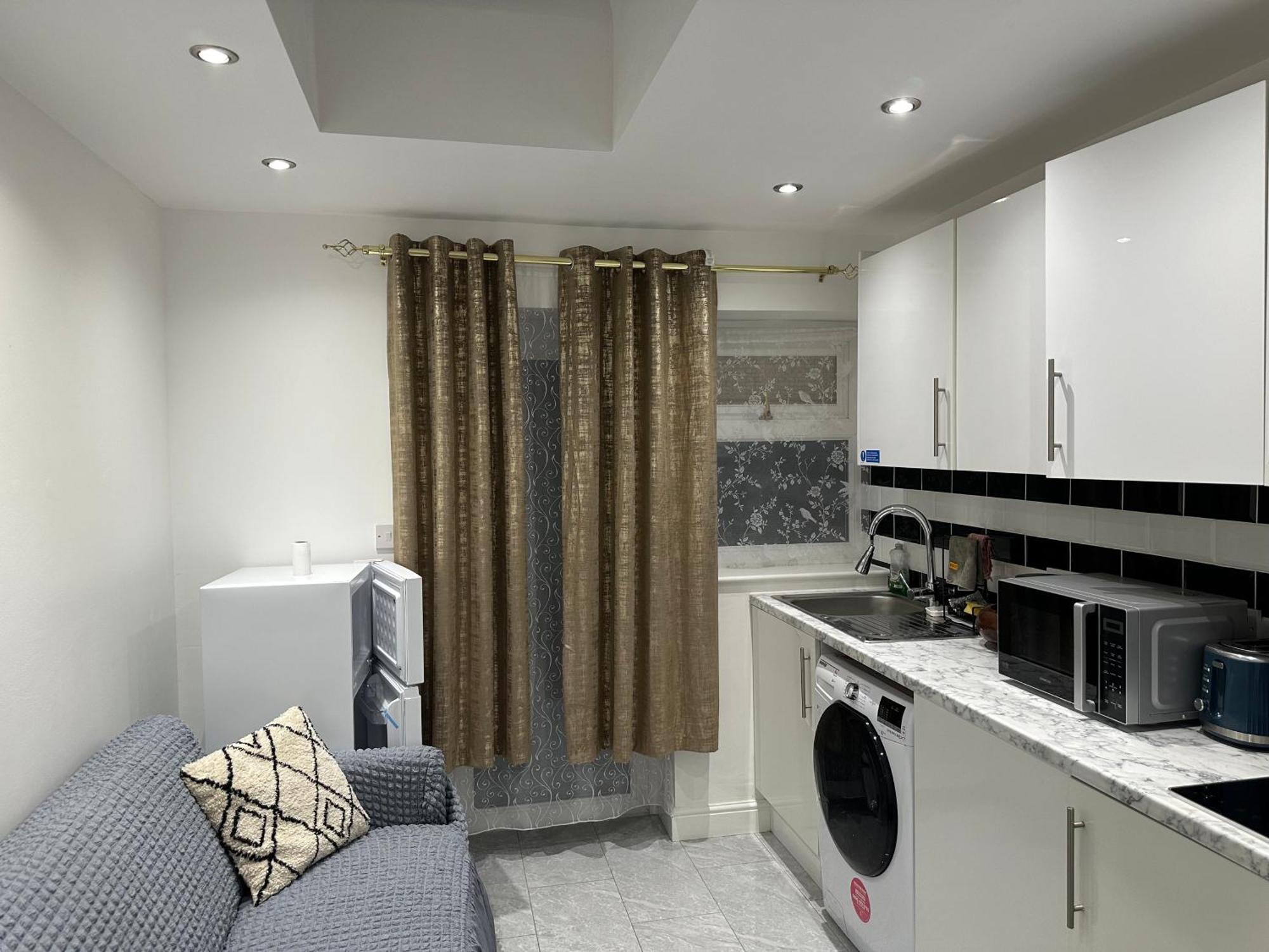 4Th Studio Flat With Private Own Bathroom A London Luxury Family Home Setup And Furnished With Double Bed Plus A Double Futon-Sofa Bed A Single Futon Bed A Baby Cot And Garden And Free Parking מראה חיצוני תמונה