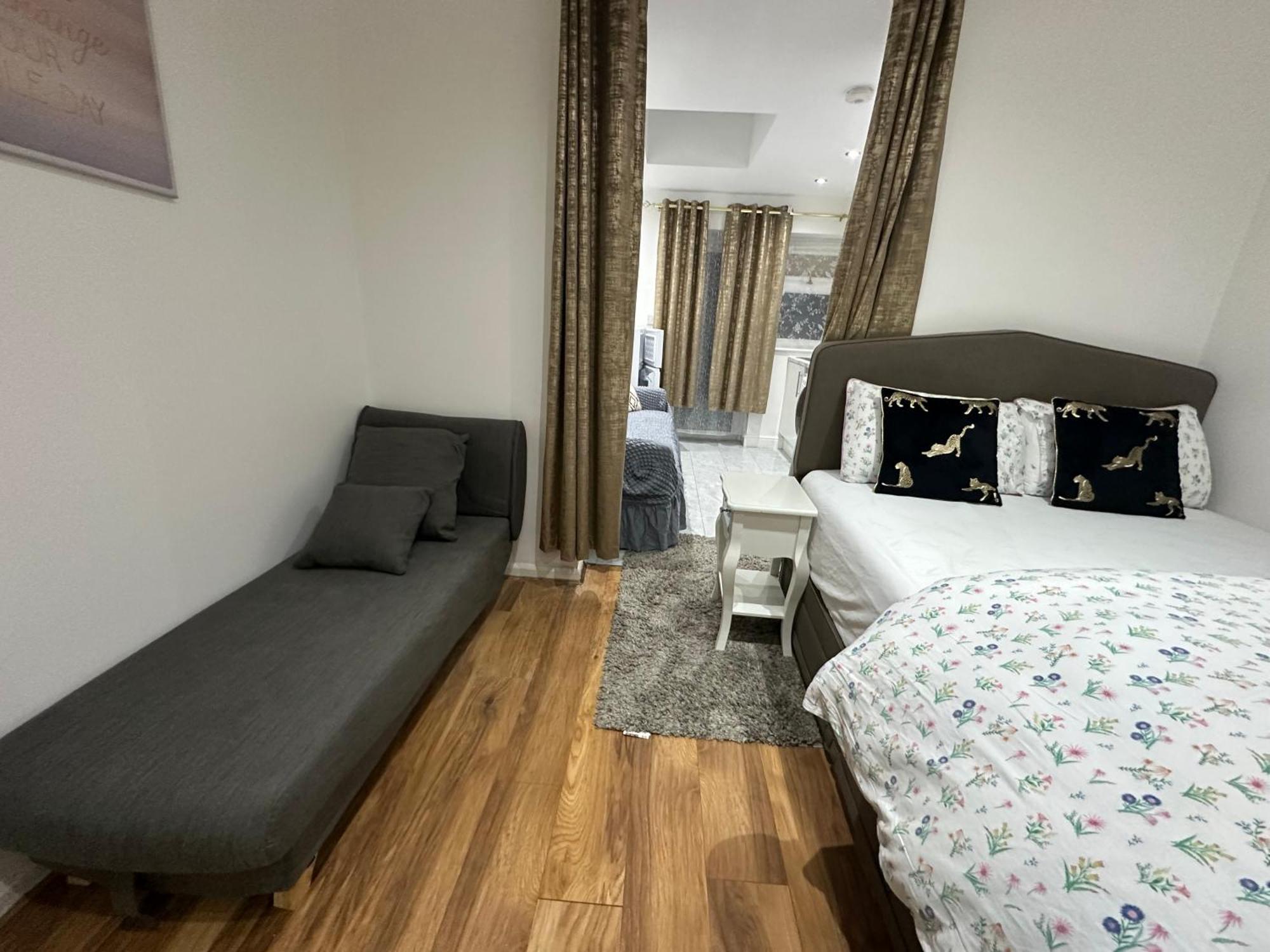 4Th Studio Flat With Private Own Bathroom A London Luxury Family Home Setup And Furnished With Double Bed Plus A Double Futon-Sofa Bed A Single Futon Bed A Baby Cot And Garden And Free Parking מראה חיצוני תמונה