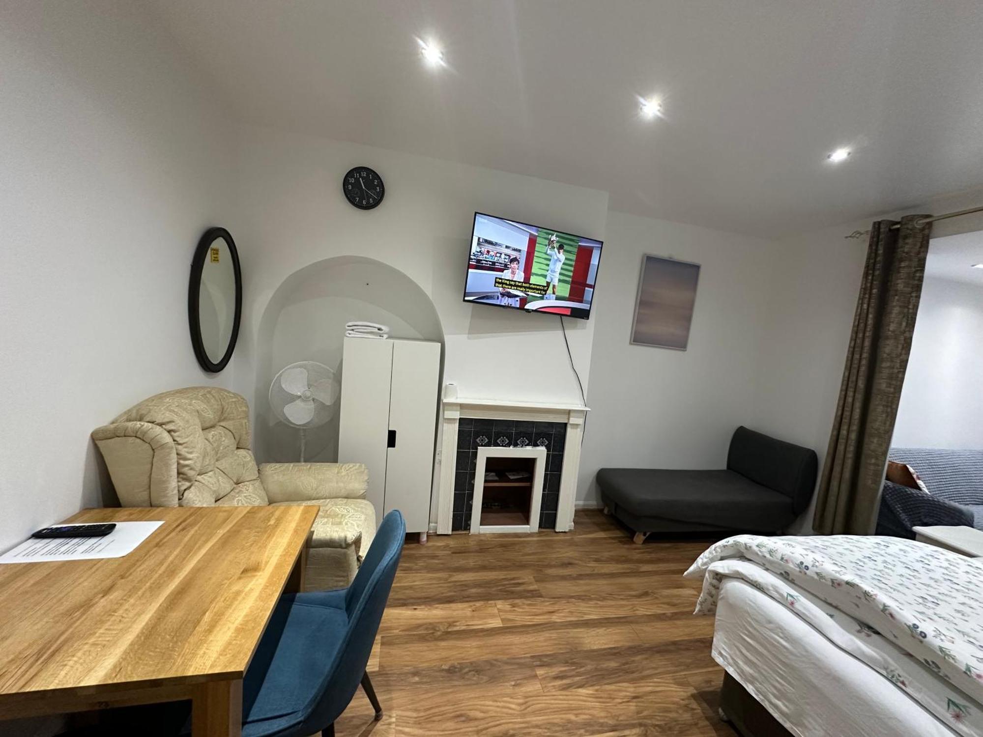 4Th Studio Flat With Private Own Bathroom A London Luxury Family Home Setup And Furnished With Double Bed Plus A Double Futon-Sofa Bed A Single Futon Bed A Baby Cot And Garden And Free Parking מראה חיצוני תמונה