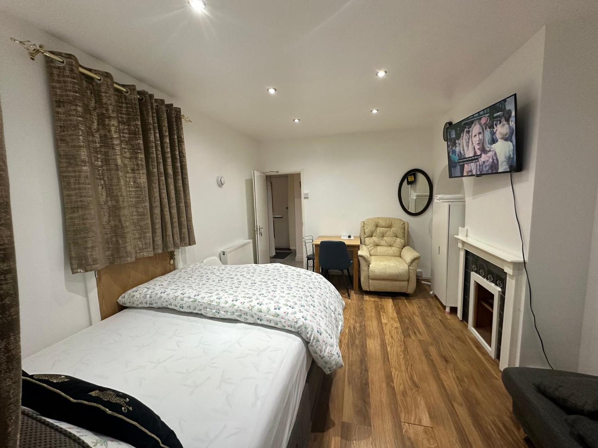 4Th Studio Flat With Private Own Bathroom A London Luxury Family Home Setup And Furnished With Double Bed Plus A Double Futon-Sofa Bed A Single Futon Bed A Baby Cot And Garden And Free Parking מראה חיצוני תמונה