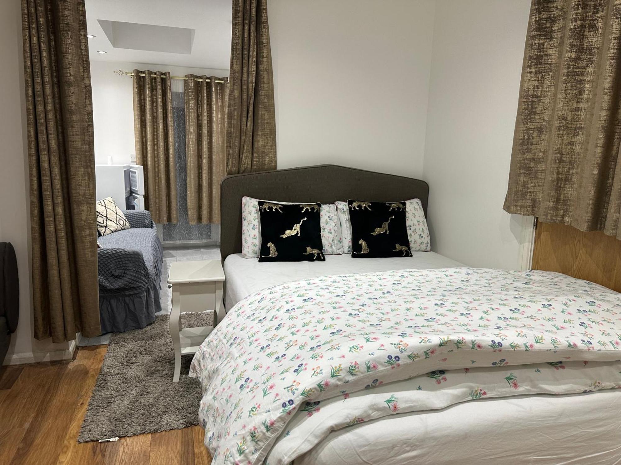4Th Studio Flat With Private Own Bathroom A London Luxury Family Home Setup And Furnished With Double Bed Plus A Double Futon-Sofa Bed A Single Futon Bed A Baby Cot And Garden And Free Parking מראה חיצוני תמונה
