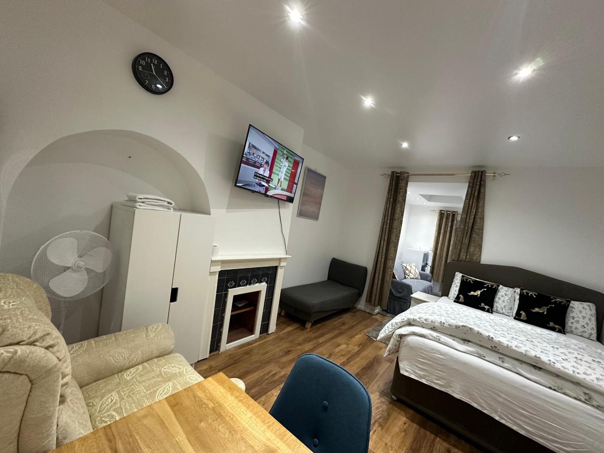 4Th Studio Flat With Private Own Bathroom A London Luxury Family Home Setup And Furnished With Double Bed Plus A Double Futon-Sofa Bed A Single Futon Bed A Baby Cot And Garden And Free Parking מראה חיצוני תמונה