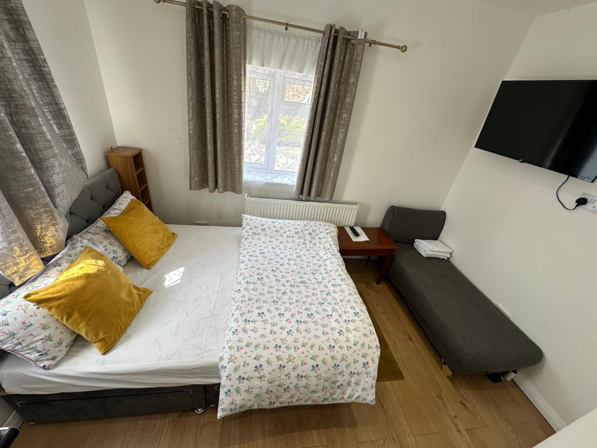 4Th Studio Flat With Private Own Bathroom A London Luxury Family Home Setup And Furnished With Double Bed Plus A Double Futon-Sofa Bed A Single Futon Bed A Baby Cot And Garden And Free Parking מראה חיצוני תמונה
